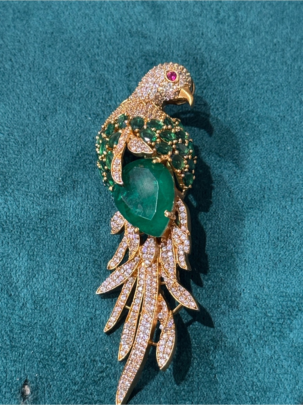 Fashion Jewelry Gold-Tone Parrot Brooch with Emerald Green Stones and Pink Eye